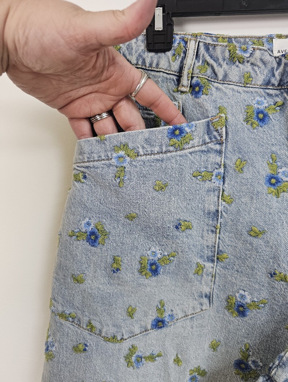 Avec Les Files Bohemian Embroidered Floral Relaxed Tapered/Barrel Jeans - Picture 5 of 10